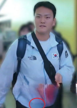 “주머니 속 저게 담배라고?”…김건희 아시안게임 출국 사진 한 장에 야구팬들 갑론을박