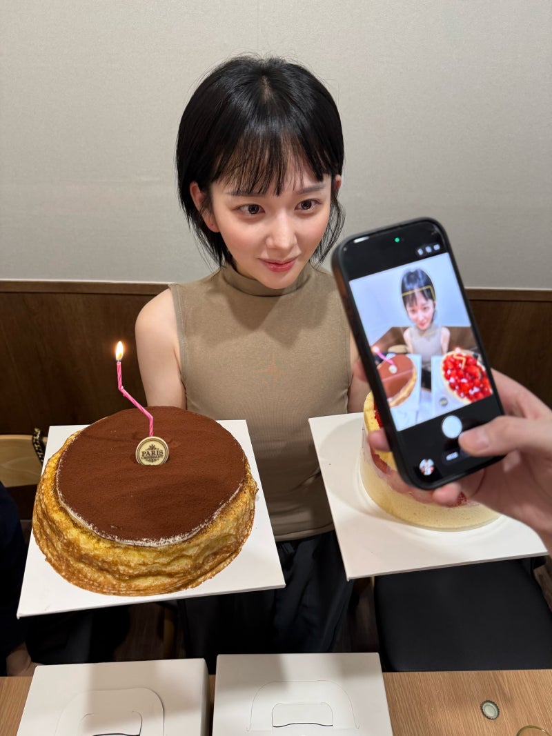 두 케이크보다 먼저 보인 정지소 얼굴…짧은 단발이 만든 변화