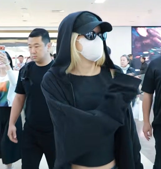 BLACKPINK Rosé 機場時尚：一副太陽眼鏡打造的時尚街頭造型
