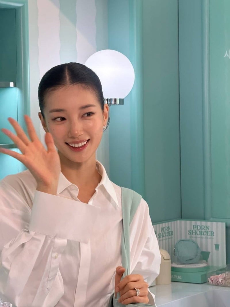 138억 건물주 수지, 올백 헤어스타일로 드러낸 무결점 이목구비