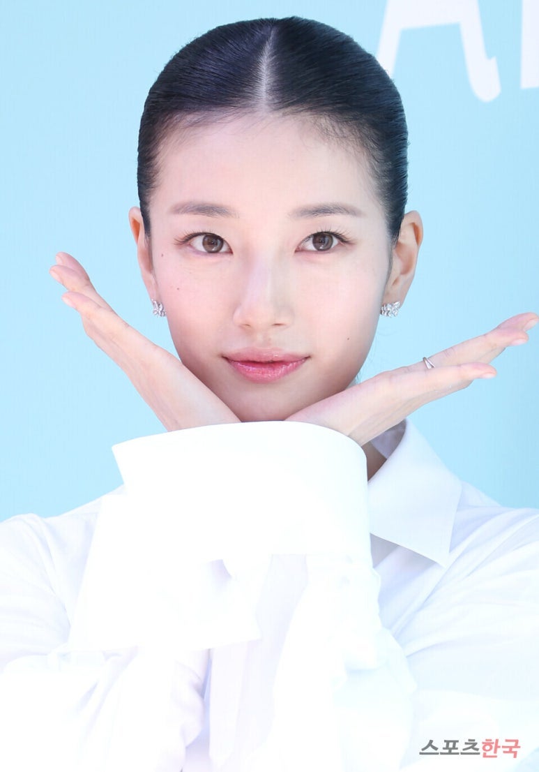 수지 일대일 가르마가 이렇게 예쁠 일? 올백머리 화이트 원피스 패션