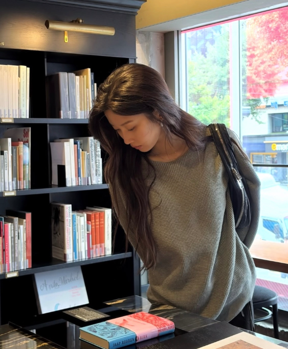 문가영 빈티지룩의 반전, 옷보다 가방의 질감이 더 흥미로웠다
