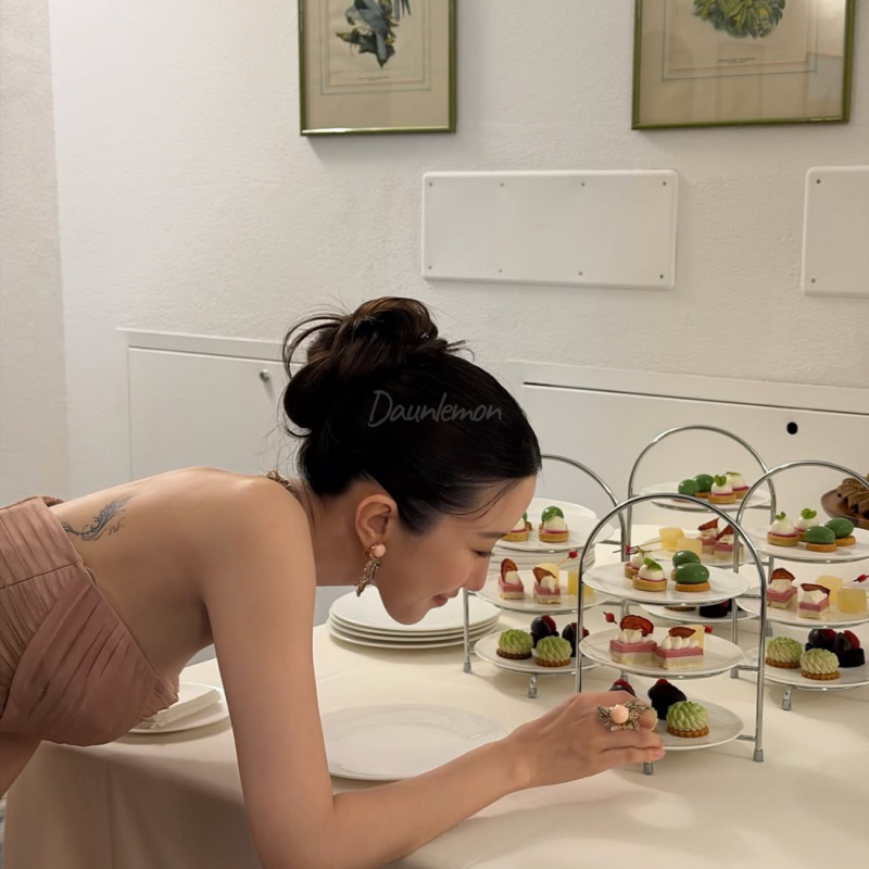 「ステッカーじゃなくて本物？」ムン・ガヨンのタトゥーファッション、女優が公開した背中タトゥードレスファッション