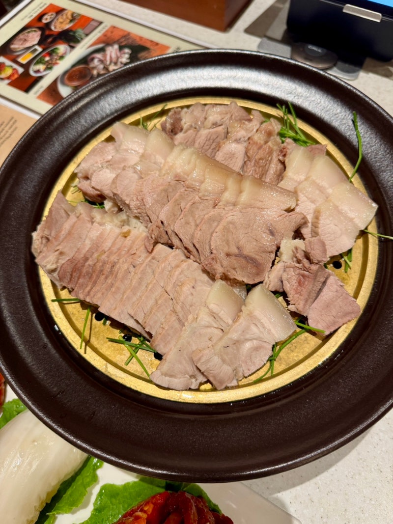 깔끔하고 쾌적한 분위기라 더 좋은 (원할머니보쌈족발 본점) 역시 보쌈맛집인가