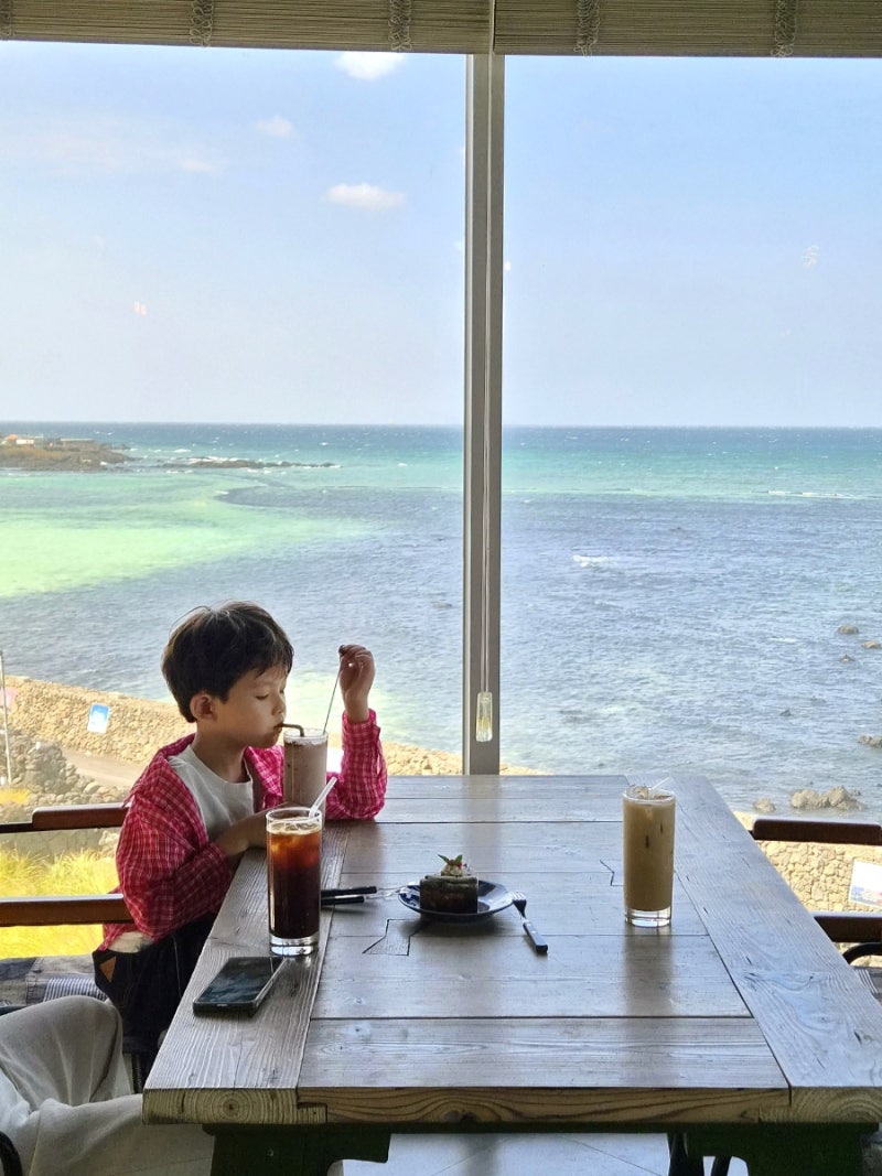 제주 금능해변 카페 파라토도스, 에메랄드빛 바다를 보며 커피 한잔