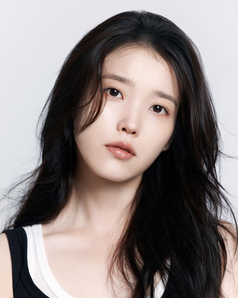 아이유가 왜 저러고 다녀? 상하이 거리에서 포착된 사복 패션에 난리 난 이유