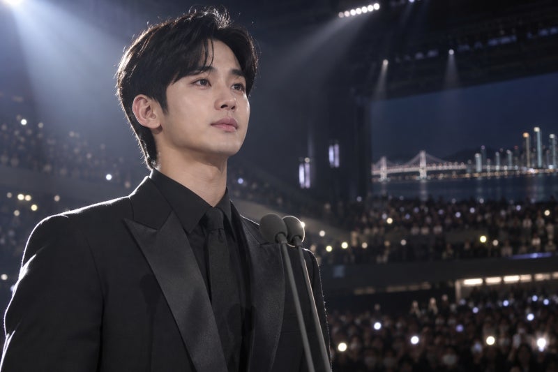 김수현, 1년 6개월 만 국내 공식석상 복귀…9월 더팩트 뮤직 어워즈 시상자로 부산행
