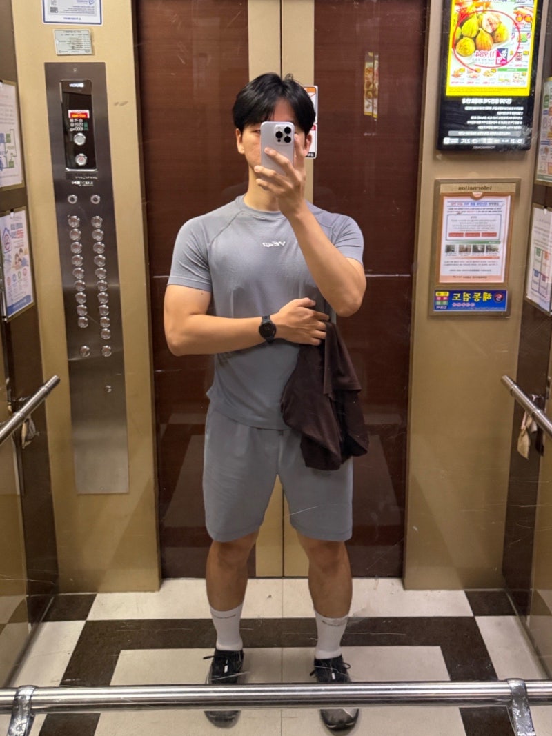 브이엡 머슬핏 컴프레션 티셔츠 짐웨어나 러닝복으로 딱