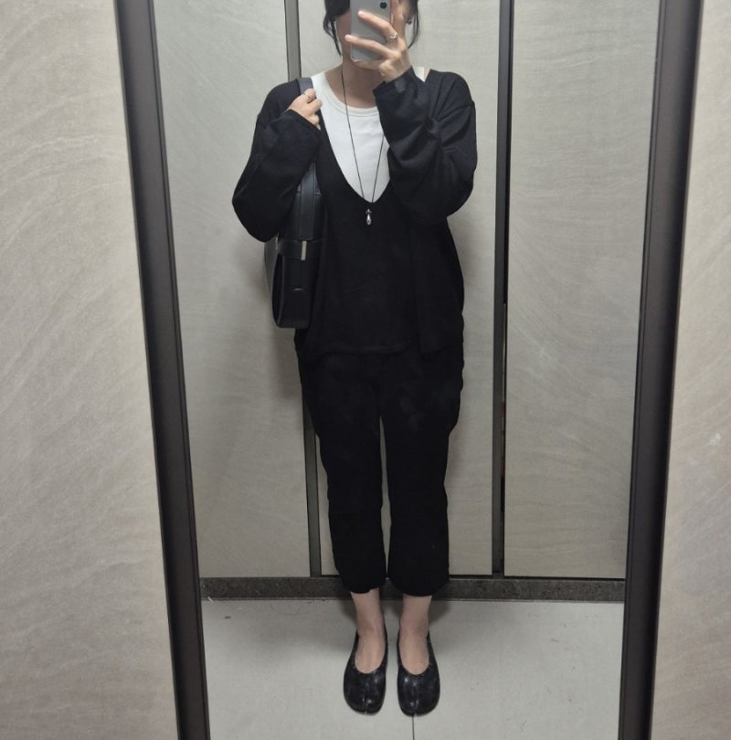 모던 시크 OOTD: 딥브이넥 니트 레이어드와 트렌디한 카프리 팬츠 조합! (PAZE 스트링 플랫)