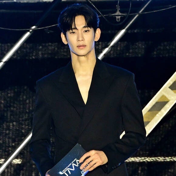 "살이 너무 빠졌네.." 논란 후 첫 공식 석상 등장한 김수현 올블랙 패션