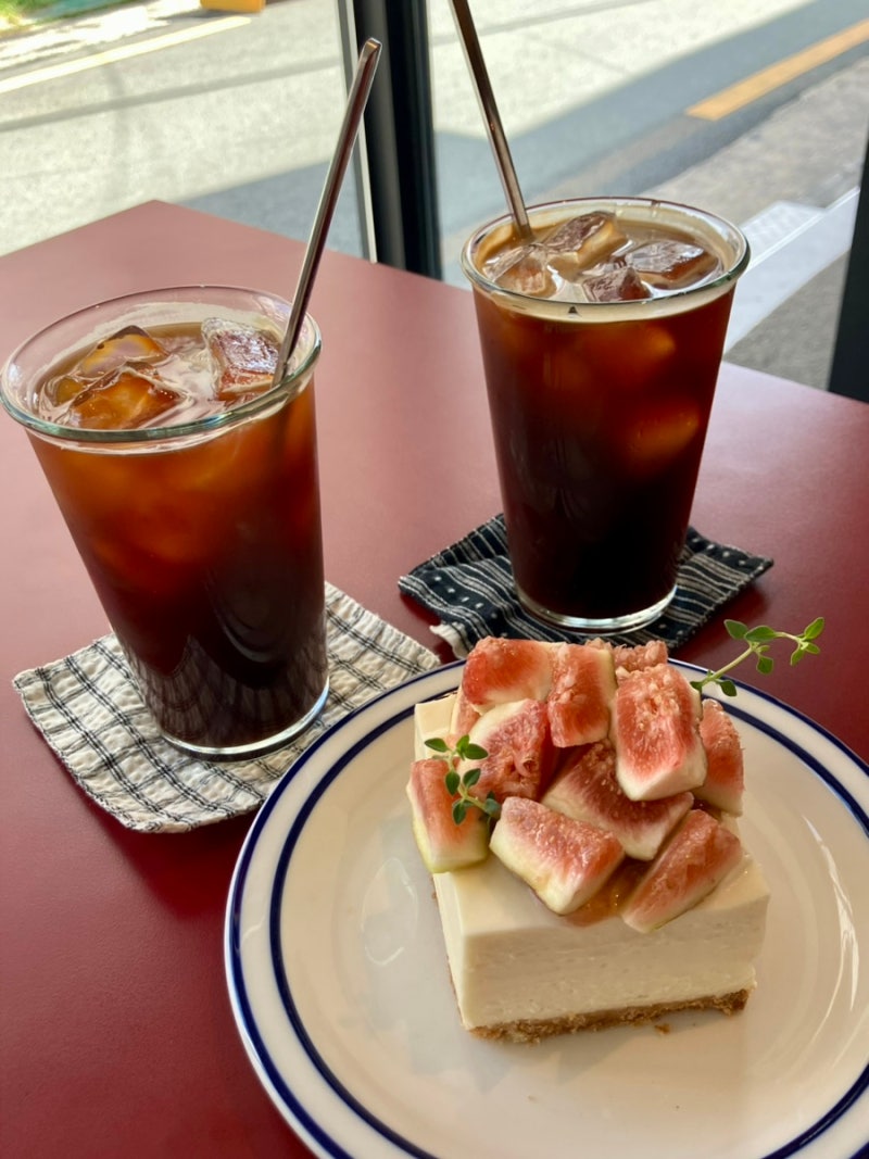 진주카페 : 시내‘ 엘리먼트브루 / 커피랑 무화과 케이크 너무 맛있당 b, 반려동물 동반 가능