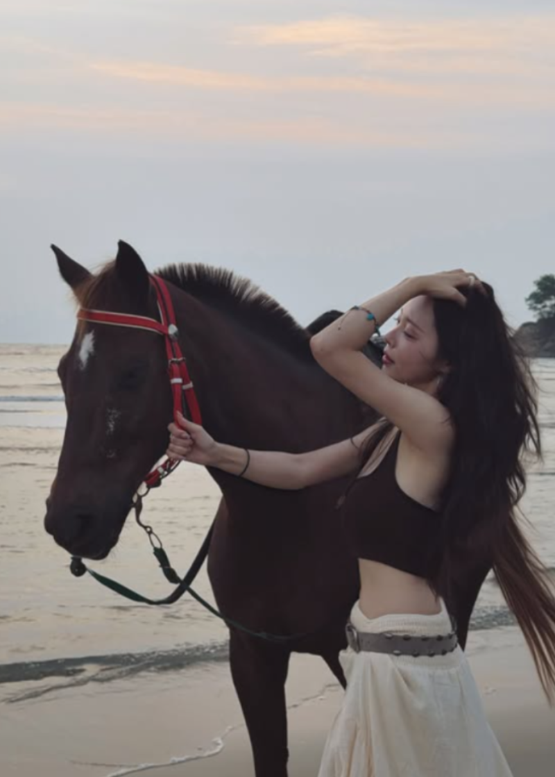 브라톱 입고 해변에서 승마를? 박성광 아내 이솔이 역대급 휴양지 일탈 사진 솔직 후기