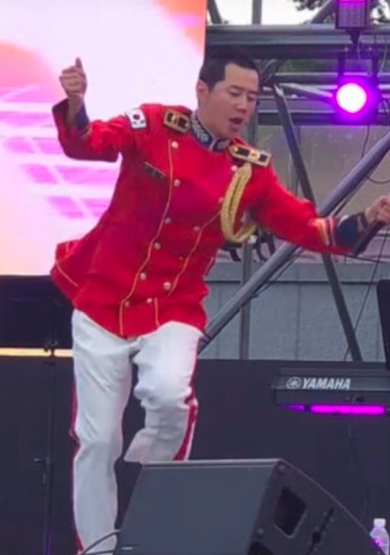 "영범아 군대 간 거 맞지?" 장수 축제서 포착된 이준영 "허니" 무대 ㄷㄷ..