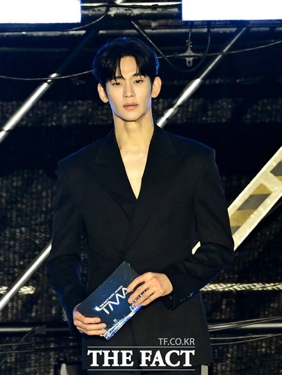 2026 TMA 김수현, 시상자로 부산 깜짝 등장…한류 스타의 화려한 복귀