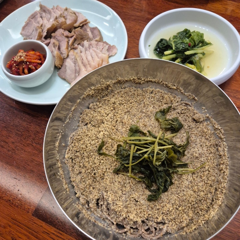 수원 오목천동 맛집 대궐 막국수, 고소한 들깨막국수와 부드러운 수육의 환상조합