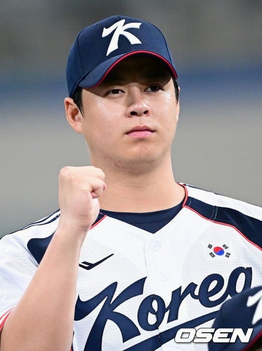 노시환, 주장으로 떠난 아시안게임 "거꾸로 태극기 해프닝에도 5연속 금메달 정조준"