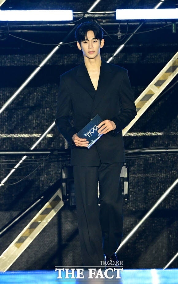 김수현, 2026 TMA 화려 복귀! 1년 6개월 만의 국내 공식 무대 선 톱스타의 귀환