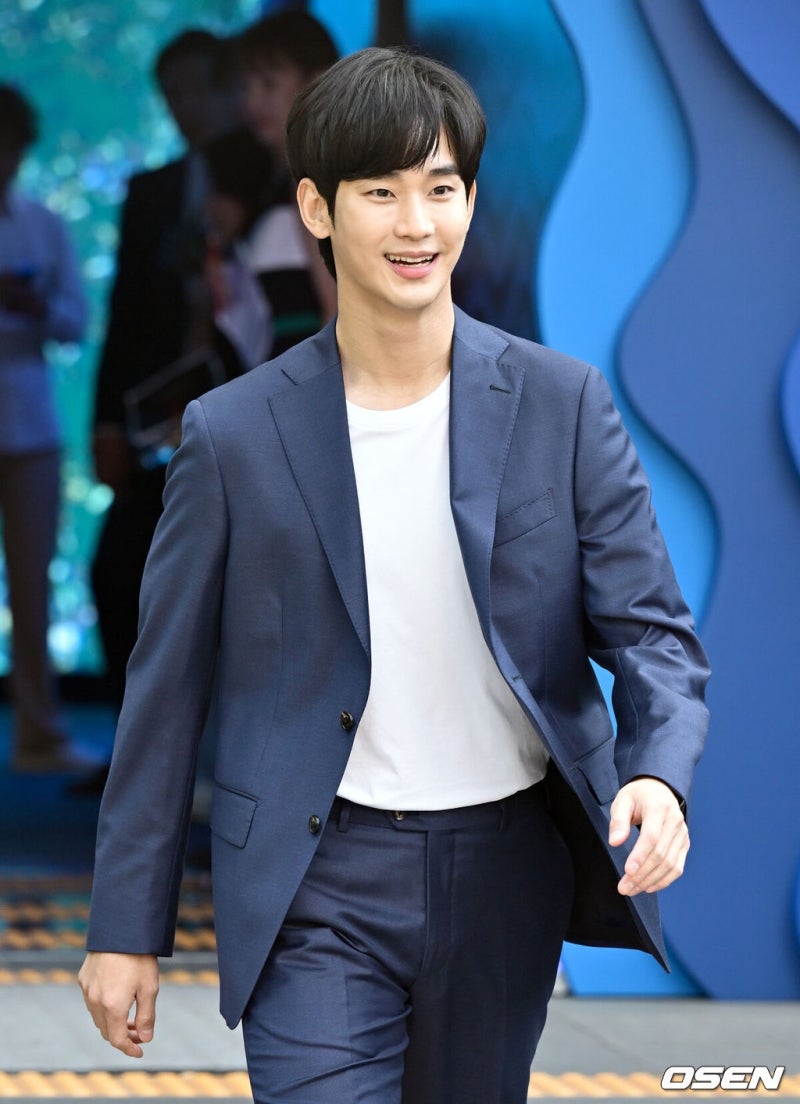김수현 눈물 기자회견 538일 만, 허위사실 유포 유튜버 구속 후 시상자로 국내 첫 복귀
