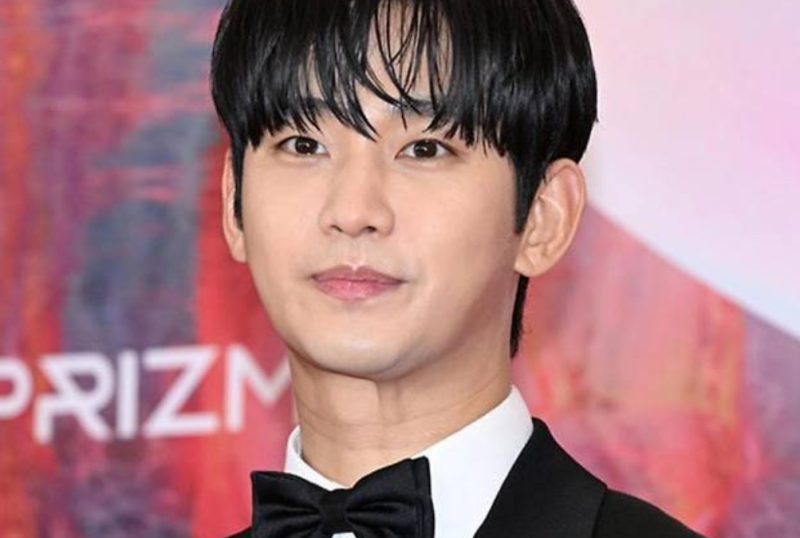 "1년 6개월 만의 국내 복귀!" 배우 김수현, 불송치 결정 후 'TMA' 시상자로 전격 출격