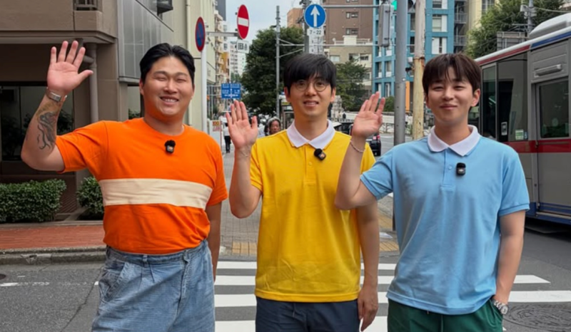 41세 매드클라운 노진구 차림 타짜4 시사회 노란 폴로반팔티 단추 2개 남색 반바지