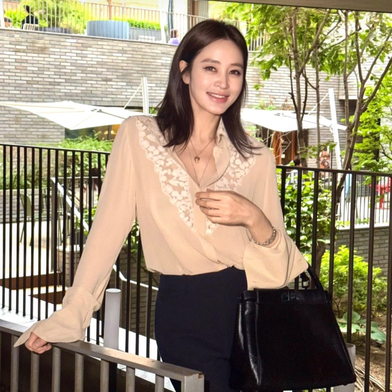김혜수, 베이지 블라우스 하나로 이렇게 우아할 일?
