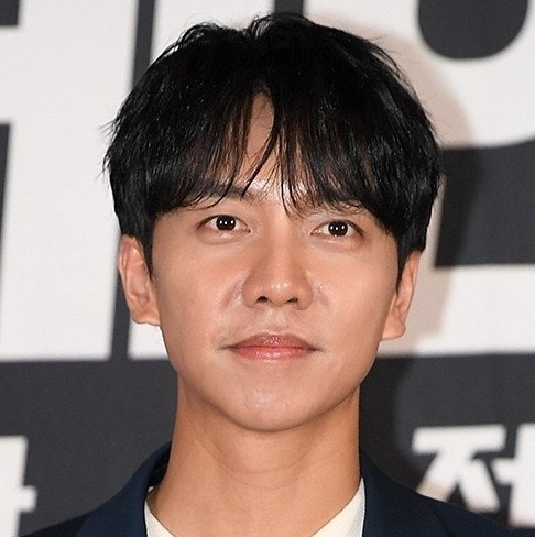 "혼자 노래방에 들어갔더니 부부싸움 질문까지..." 22년차 가수 이승기, 유튜브 첫 촬영