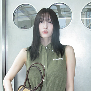 모모 미우미우 패션, 팝업에서 든 브라운 가방에 미니 원피스까지