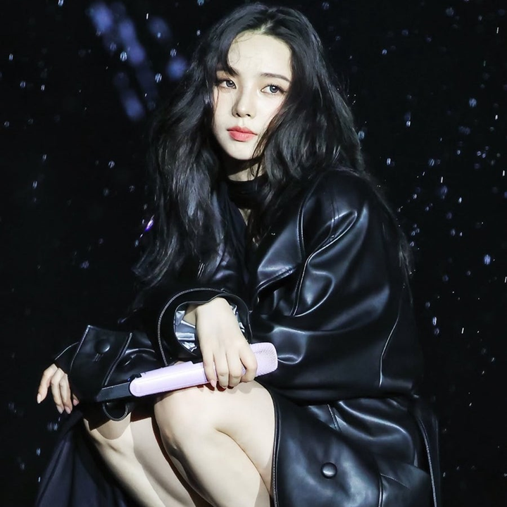 카리나가 가죽 롱코트를 입자 분위기가 달라졌다… 무대에서 완성한 시크한 룩