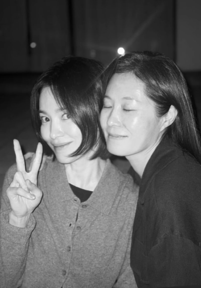 송혜교 문소리 다정 볼맞춤, 흑백 사진 속 톱배우들의 훈훈한 우정