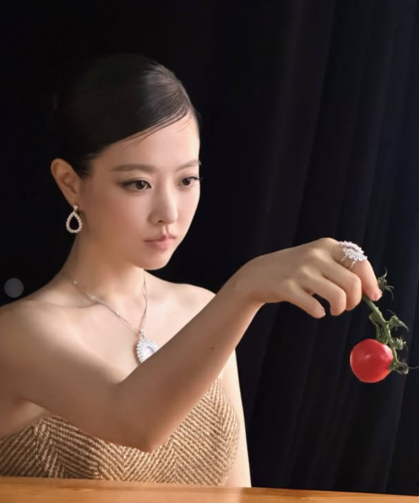 내가 알던 박보영 어디 갔어? 뽀블리 벗고 배꼽 드러낸 민소매에 숏컷까지 파격 변신