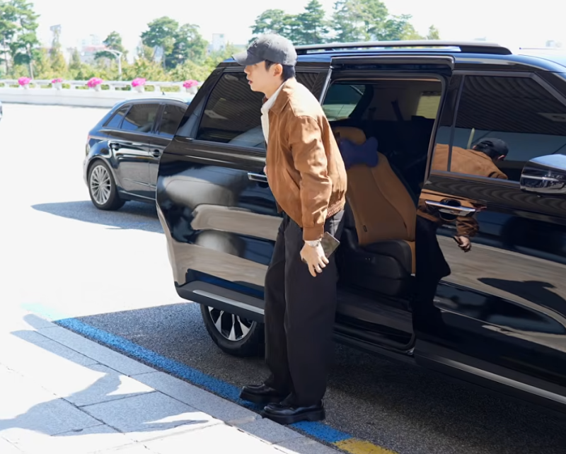 정해인 공항패션, 브라운 스웨이드 재킷 입고 일본 팬미팅 출국