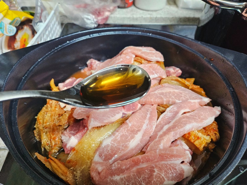 돼지고기 김치찜 초간단 레시피, 들기름과 항정살로 맛을 낸 꿀팁