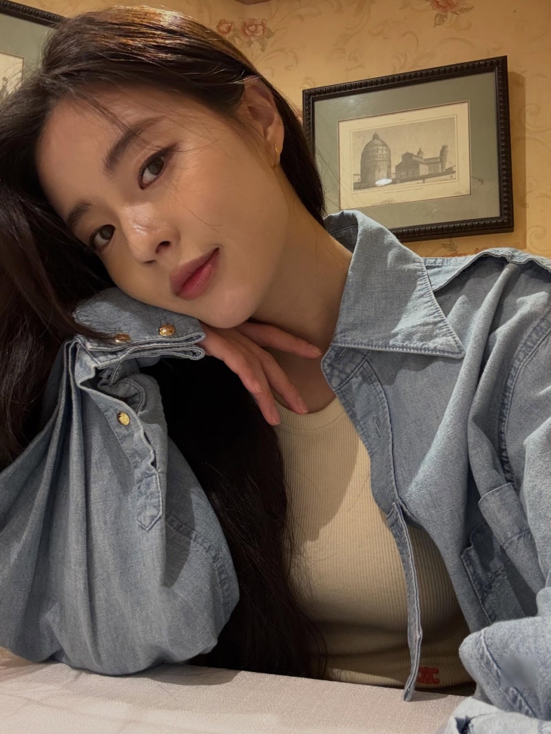“이광수가 찍어줬나?” 이선빈 중국 여행 사진에 커뮤니티 난리 난 이유