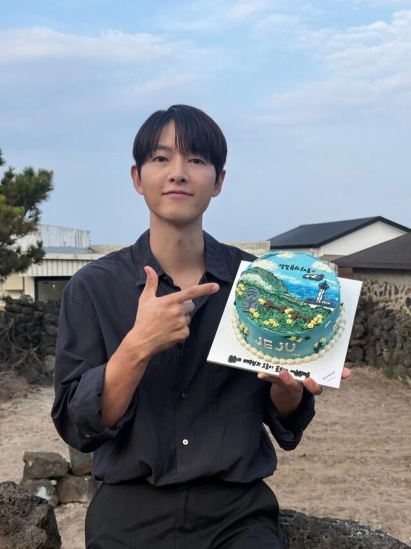 "41세 실화?" 송중기 생일에 등에 멘 '과자 가방', 남매 아빠의 반전 귀여움