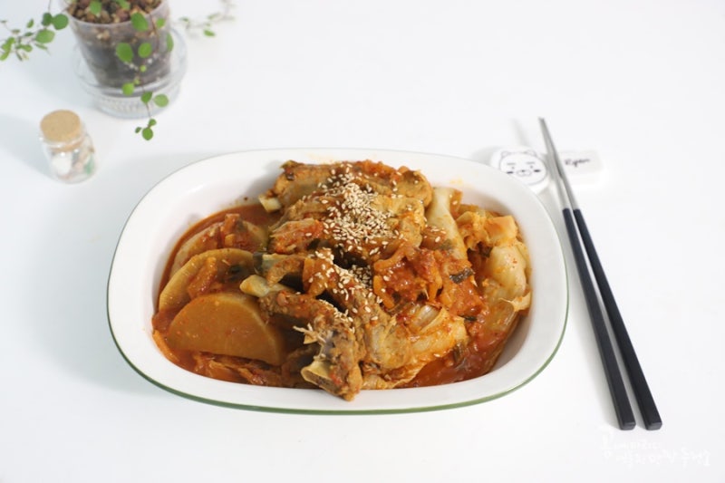 느끼함 날려줄 김치등갈비찜 레시피 묵은지 넣고 푹 끓인 돼지등갈비찜