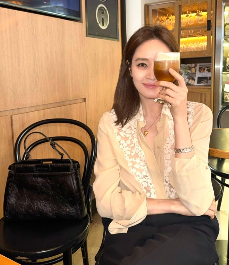 56세 김혜수 "Fendi" 브랜드평판 1위 가을 레이스블라우스와 블랙 와이드팬츠 빅백