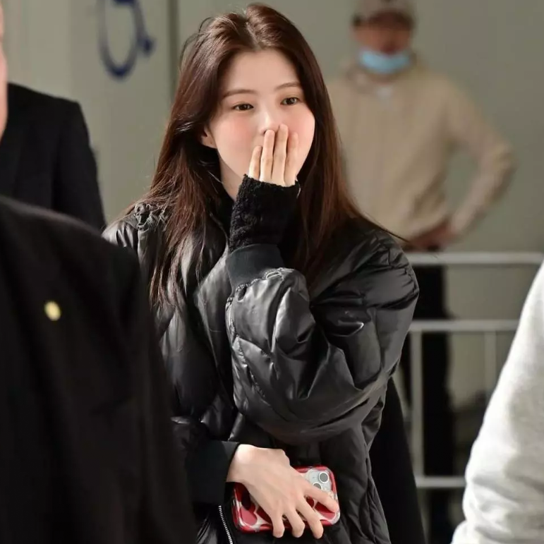 한소희패션으로 보는 지오다노 여성 경량패딩 숏패딩 코디