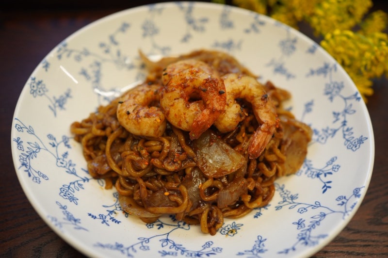 주말 점심 메뉴 추천 새우 양파 듬뿍 간짜장 스타일 짜파게티 맛있게 끓이는 법
