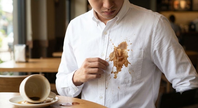 흰옷에 묻은 커피, 김칫국물, 볼펜 얼룩 1분 만에 감쪽같이 지우는 만능 비법