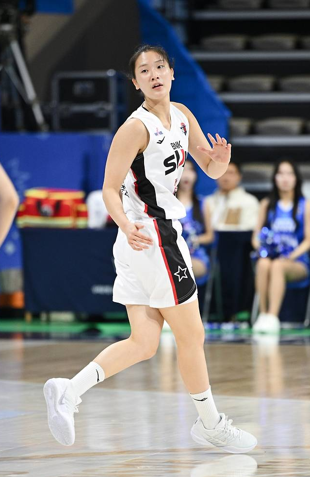 “프로에 뽑히자 펑펑 울었는데 첫 시즌 코트에 선 시간은 38초였다” 여자농구 BNK 박지수, ....
