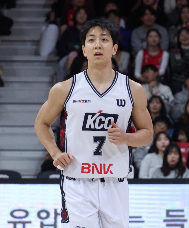 12년 만에 오른 한일전 결승, 정작 못 뛰는 허훈이 마이크 잡았다는데