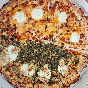 [내돈내산] 노모어피자 솔직 후기: 반반피자(바질 마스카포네 뇨끼 + 콰트로 치즈) 배달 / 갈....