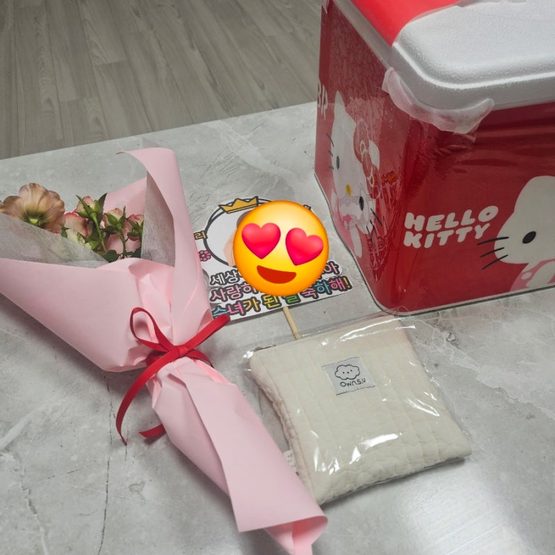 딸 첫 생리 축하파티｜초경 선물로 꽃다발·파우치·용돈 준비했어요