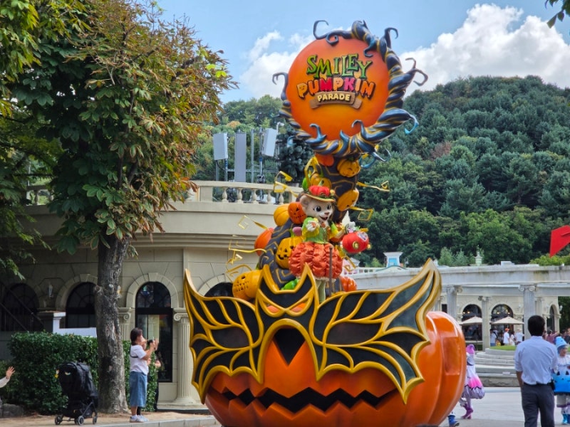 2026 Halloween Everland Picnic Area Pumpkin Parade Review: From Sky Cruise to Bao House