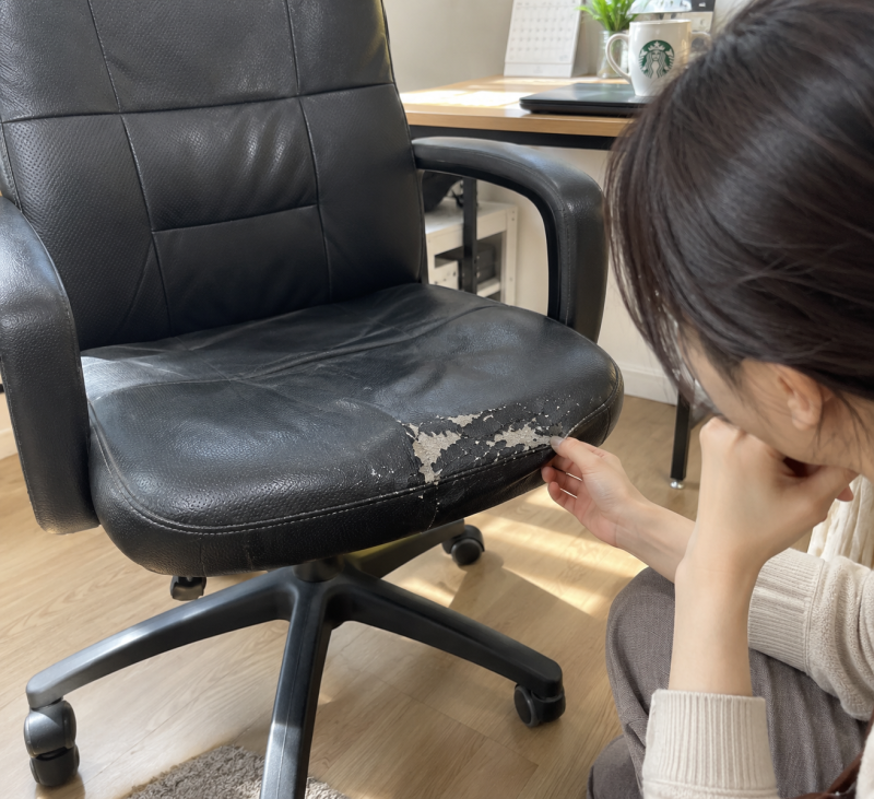 버리기 아까운 가죽소파, 오라플 가죽스티커로 간편하게 보수해요