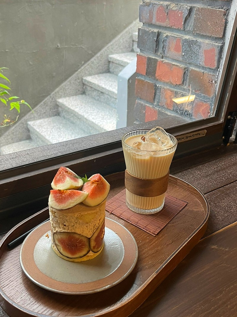 부산 광안리 감성 카페 이플 혼자 가기 좋은 곳 무화과 케이크와 밀크티 추천!