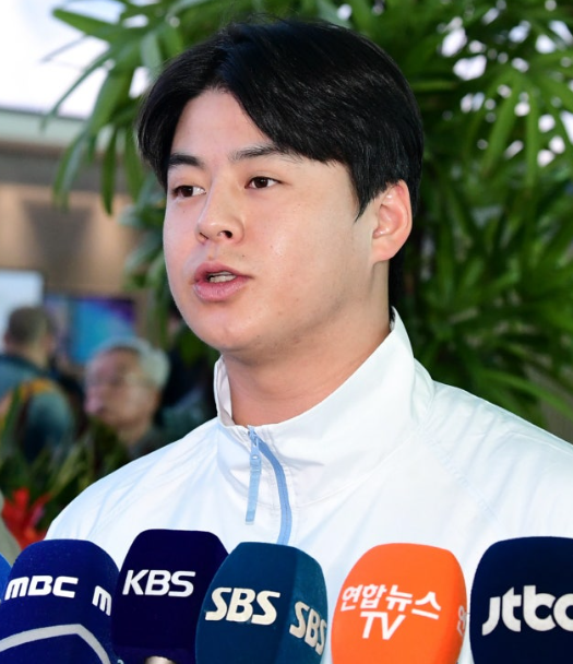 국가대표 캡틴 가슴에 태극기가 거꾸로? 노시환 단복 논란의 황당한 전말
