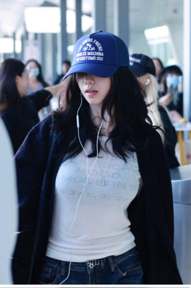 "모자 하나 눌러썼을 뿐인데.." 에스파 카리나의 힙한 공항패션, 데우스 엑스 마키나 메쉬캡 ....