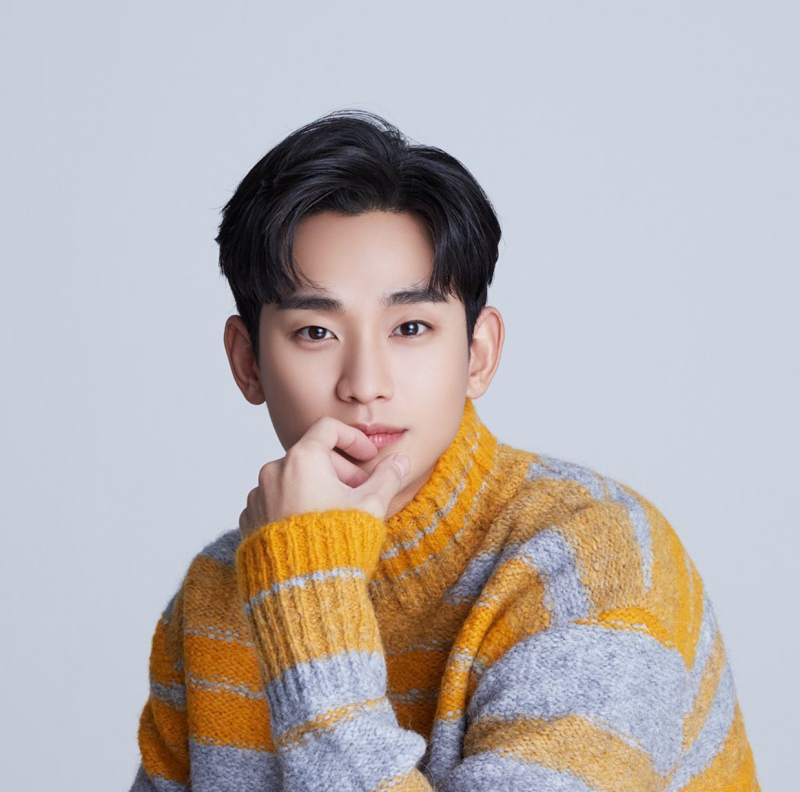 “1년 6개월 만에 다시 인사” 배우 김수현 복귀, TMA서 임영웅 시상자로 등장