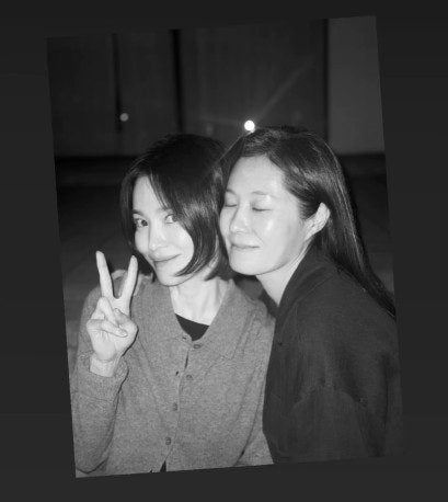송혜교·문소리, 카메라 밖 얼굴 맞댄 초밀착 투샷…공개된 다정한 순간